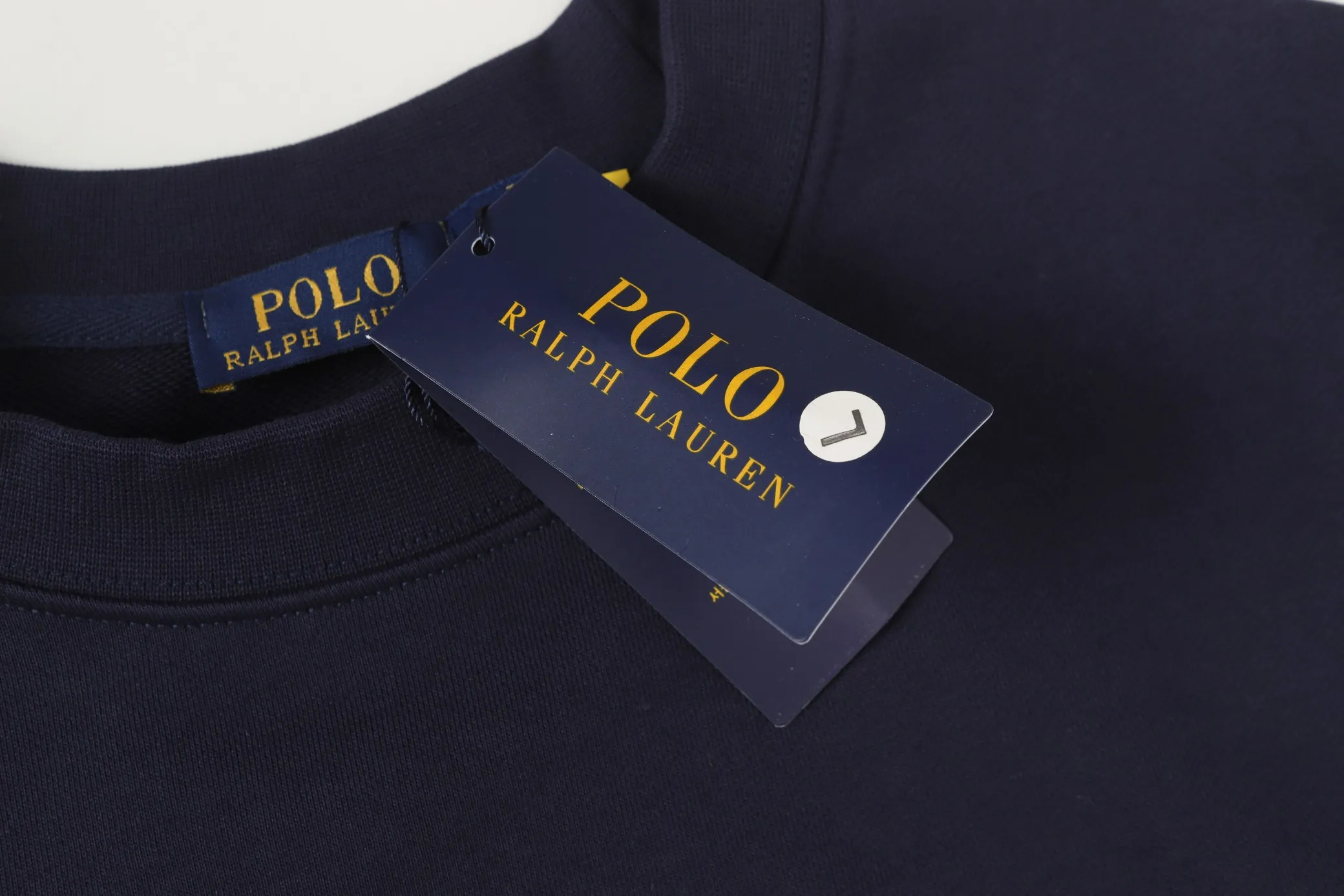 P200 Long-term stock] RalphLauren/Ralph Lauren 2025 autumn and winter new bear letter print 420g heavy large terry sweatshirt Ralph Lauren's age-reducing item, the coat fabric is made of 85% cotton ➕15% polyester, which not only retains the softness, comfort and breathability of cotton, but also adds the wear resistance and wrinkle resistance of polyester fiber, making the clothes more durable and easy to care for. Even in slightly cooler weather, you won't feel stuffy when wearing it. This kind of fabric has a natural crisp feel and is not easy to pill or deform. The bear on the chest is printed with English letters. It is full of color, full of three-dimensionality, and lifelike, adding a bit of liveliness and interest to the whole sweatshirt. There is no pressure to dress, regardless of age or gender. Complete accessories! Color: black, white, navy blue, light floral gray Size: M-L-XL-XXL